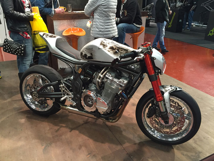 Bandit am Messestand